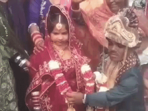 पत्नी के गले में वरमाला डालते हुए विक्रम