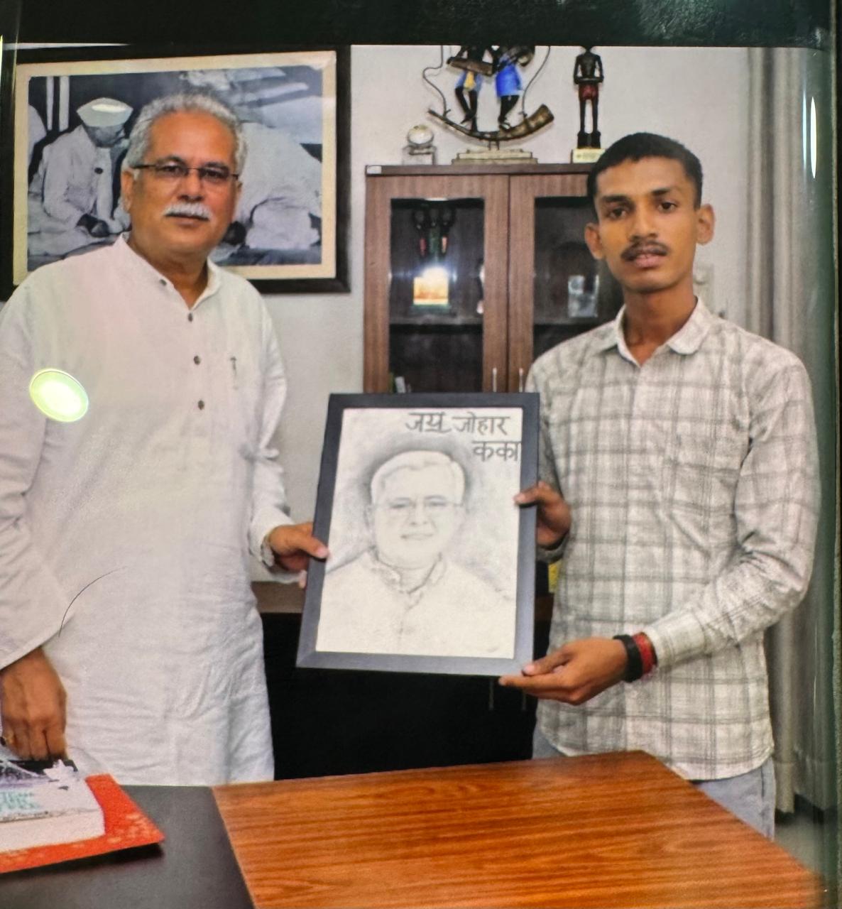 पूर्व सीएम भूपेश बघेल के साथ आरोपी की तस्वीर।