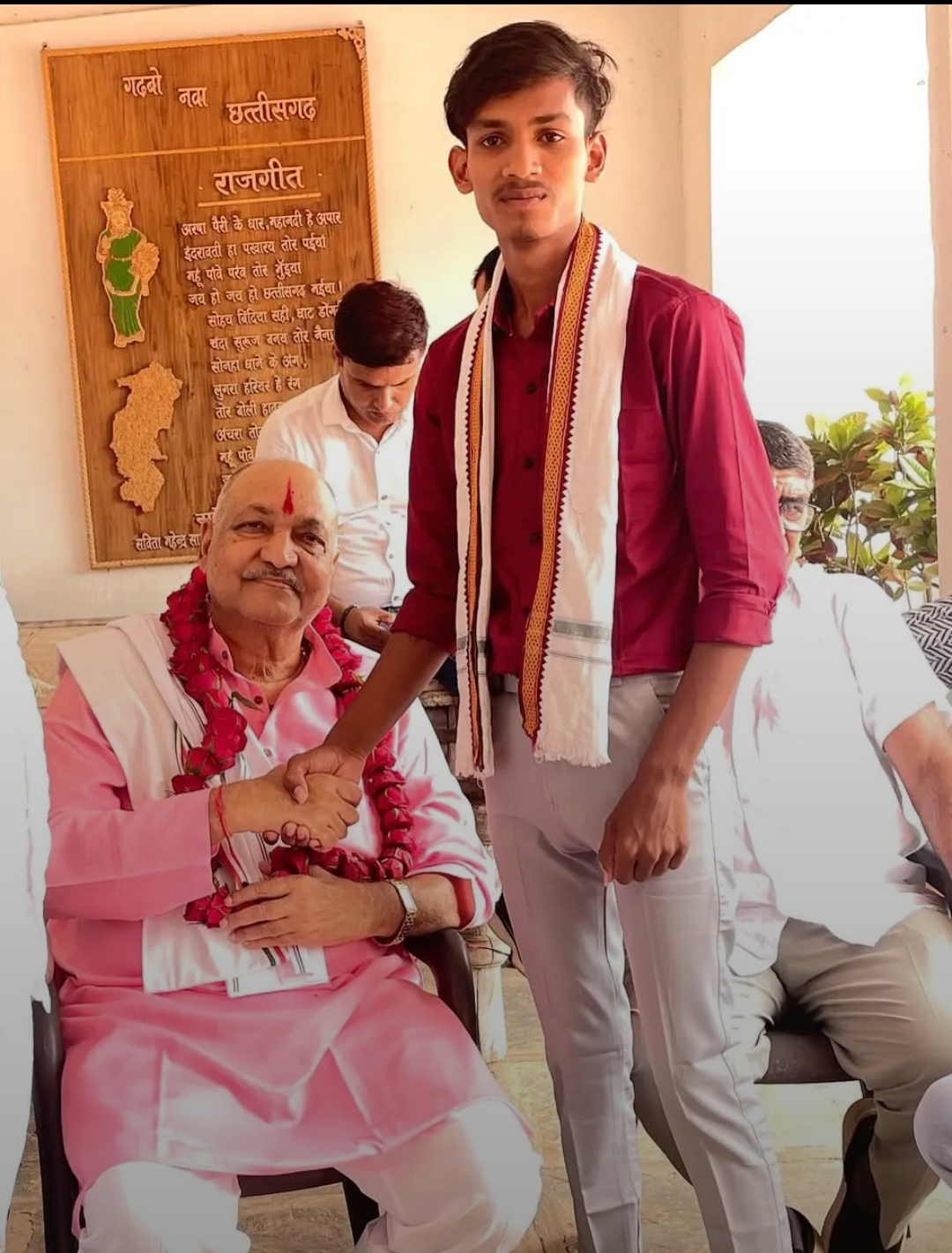 पूर्व मंत्री रविंद्र चौबे के साथ आरोपी की तस्वीर।