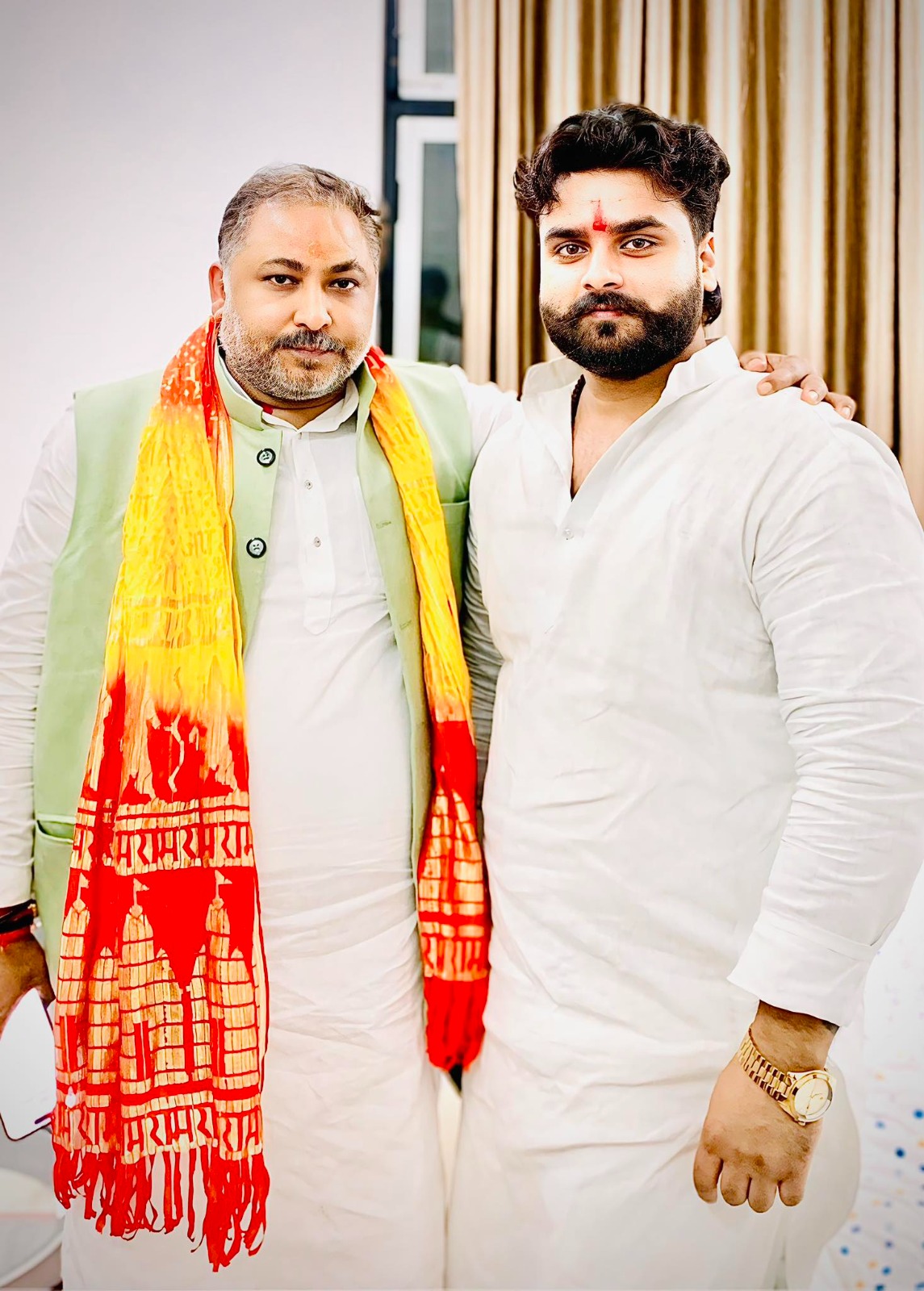 तस्वीर राज के फेसबुक अकाउंट से ली गई है। इसमें वह मंत्री दयाशंकर सिंह के साथ दिख रहा है।