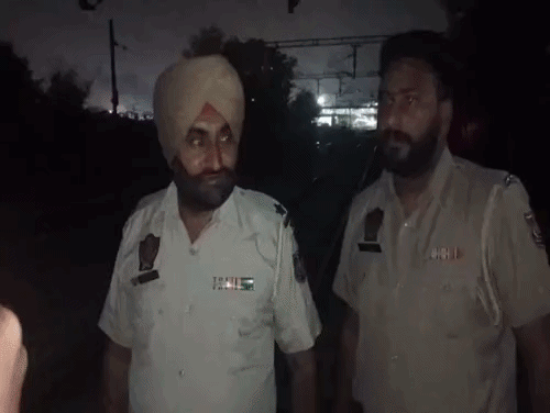 घटना की जानकारी देते मौके पर पहुंचे पुलिस कर्मचारी।