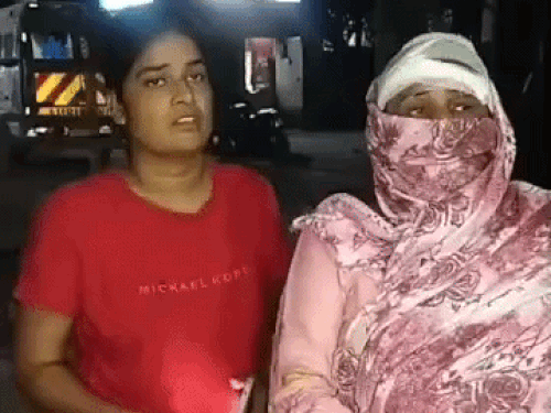 ईंट लगने के चलते जख्मी हुई रजनी सिविल अस्पताल पहुंची और इलाज करवाया।