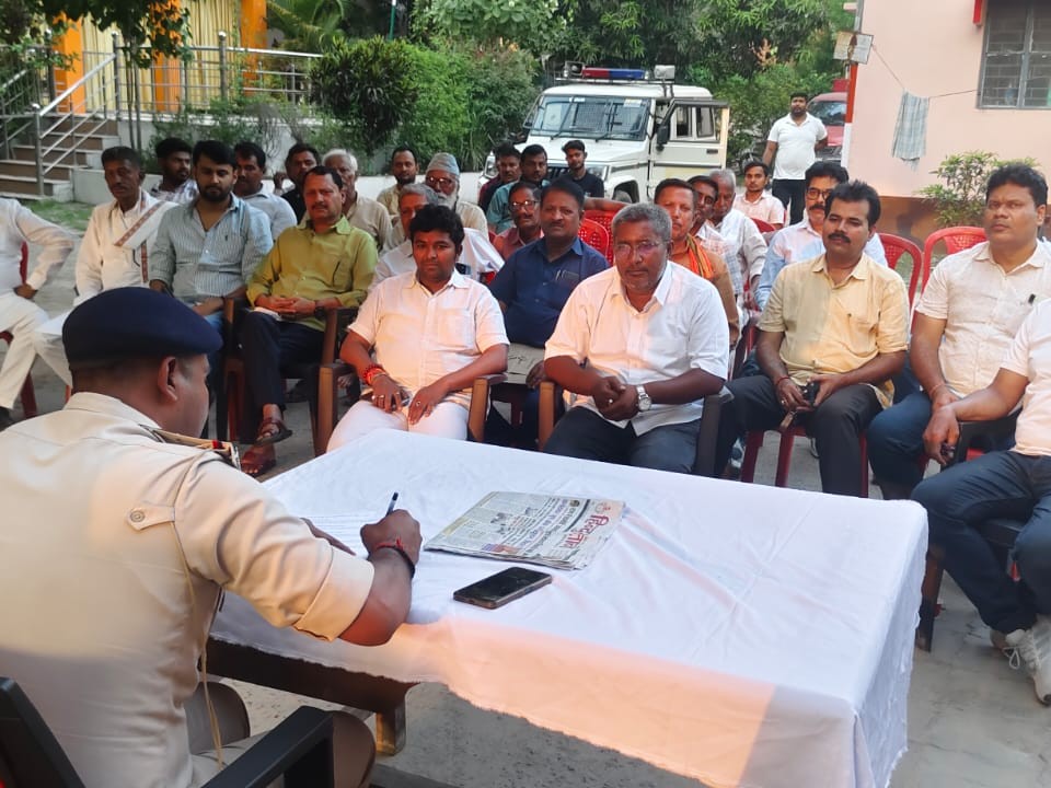 लोगों की समस्या सुन रहे अधिकारी।