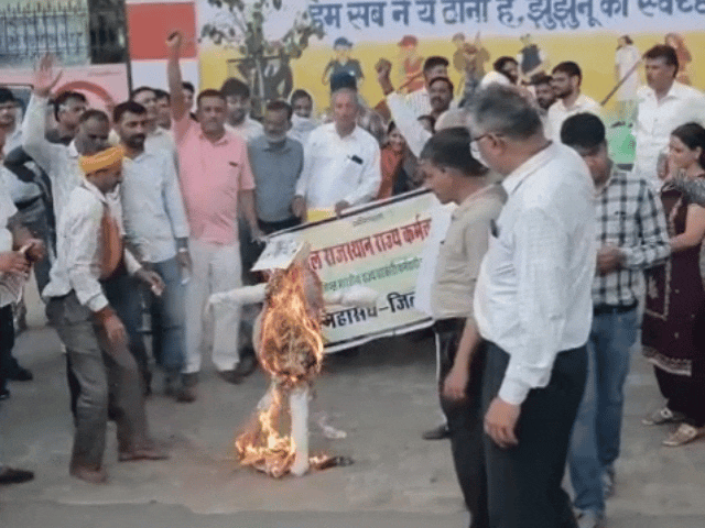 कर्माचारियों द्वारा पुतला जलाया गया