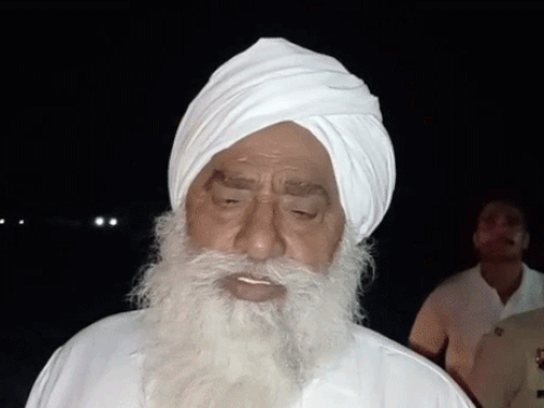 मामले की जानकारी देता गांव के पूर्व सरपंच जोगा सिंह।