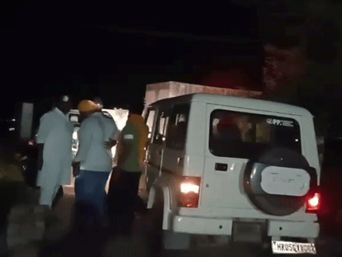रात को सूचना के बाद कांग के परिवार से बातचीत करती पुलिस।