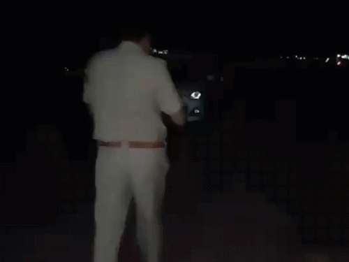 फॉर्म हाउस के आसपास फायरिंग की सूचना के बाद जांच करती पुलिस।