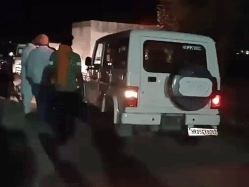 आसपास के ग्रामीणों से बातचीत करती निसिंग थाना पुलिस।