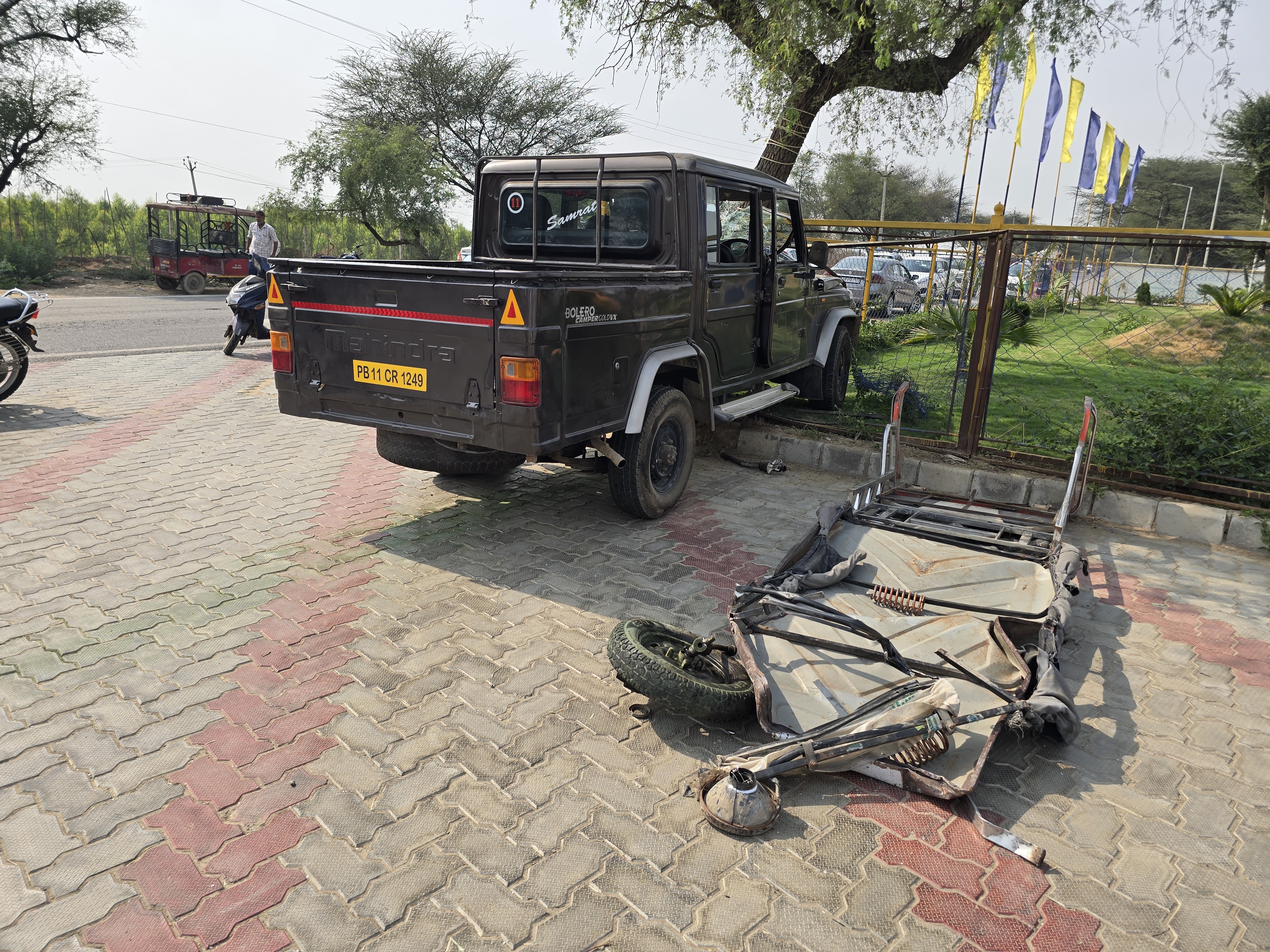 टक्कर से रिक्शे की छत तक उखड़ गई।