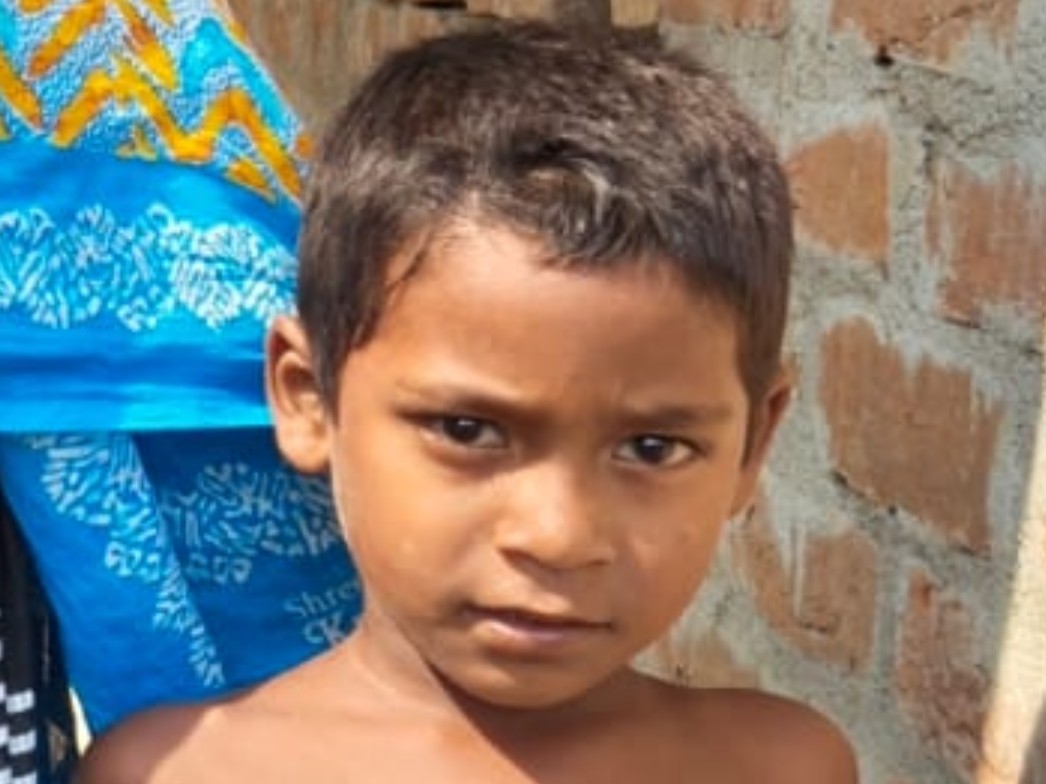 घटना उस वक्त हुई, जब बच्चा अपने घर के कमरे में सो रहा था। अचानक सियार कमरे में घुस आया और उस पर हमला कर दिया।