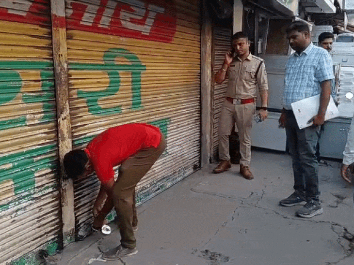 दुकानों पर विभाग ने ताला जड़ दिया।