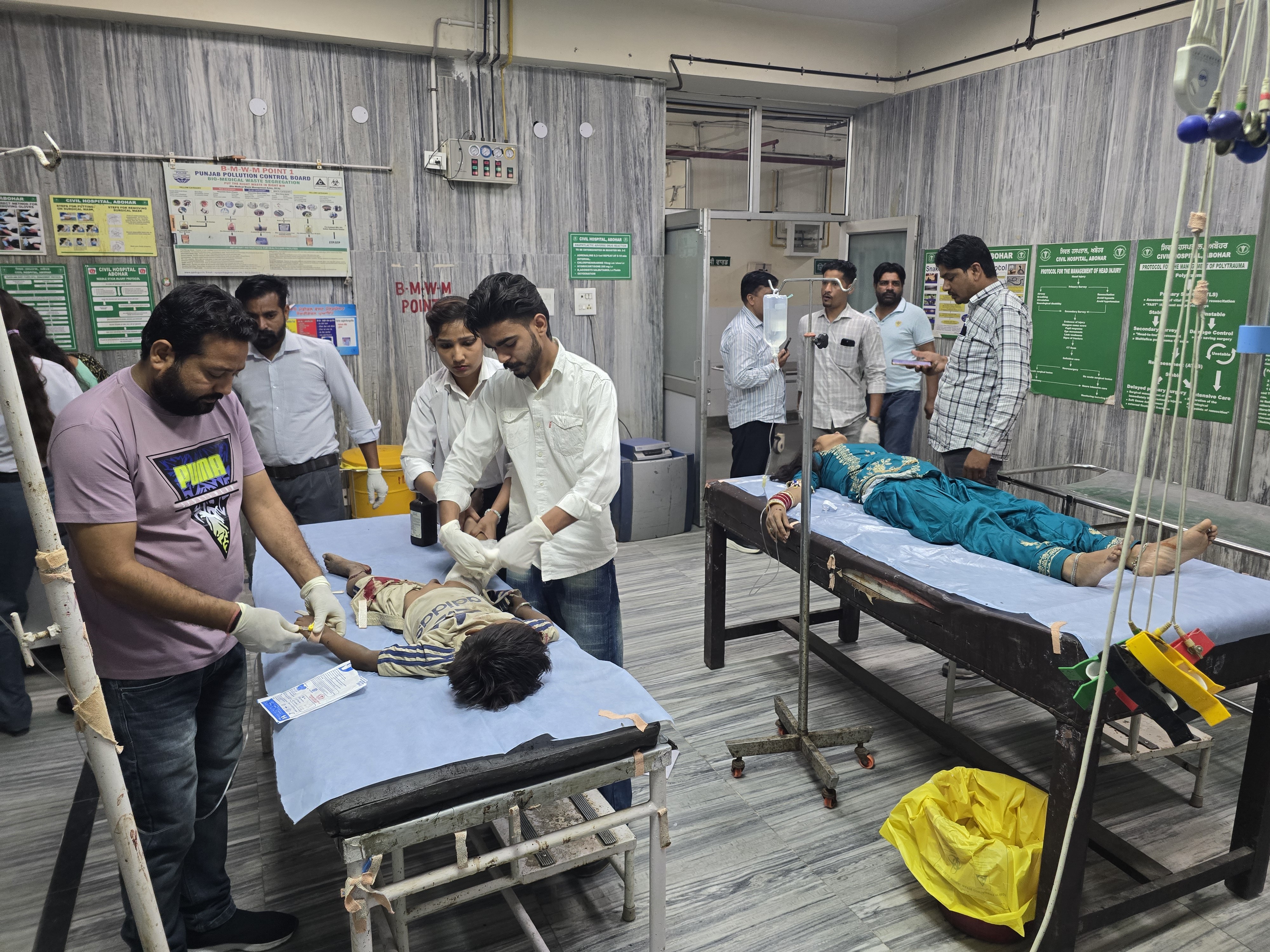 हादसे में घायल लोगों का अस्पताल में इलाज चल रहा है।