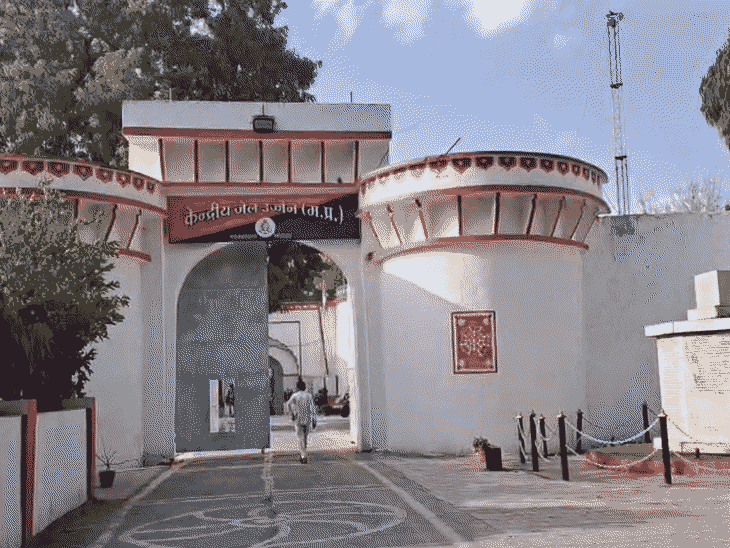 उज्जैन सेंट्रल जेल क्वार्टर में महिला से रेप:  आरोपी जेल प्रहरी का बेटा, तीन वर्ष से कर रहा था दुष्कर्म; केस दर्ज – Ujjain News