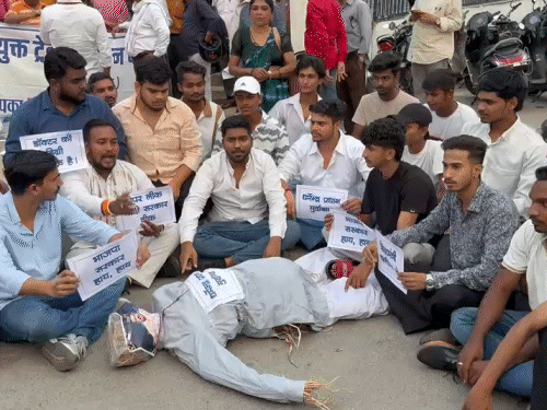 NEET परीक्षा में पेपर लीक और परीक्षा रद्द किए जाने के विरोध में NSUI का विरोध प्रदर्शन।