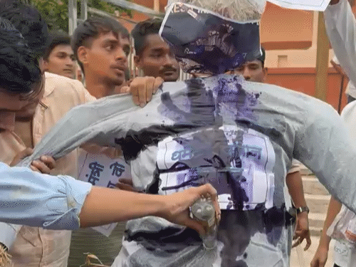 NSUI कार्यकर्ताओं और छात्रों ने केंद्र सरकार और NTA के खिलाफ जमकर नारेबाजी की।