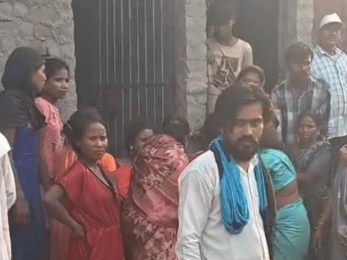हादसे में अपनों को खोने के बाद रोते बिलखते परिजन।