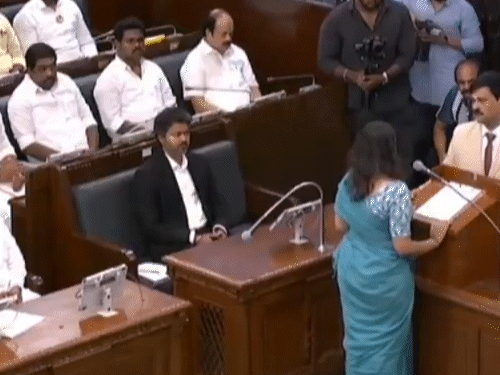 एस कीर्तना पोडियम तक आईं लेकिन सर्टिफिकेट नहीं होने के चलते वापस लौट गईं।
