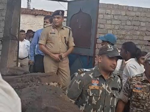 कलेक्टर और एसएसपी ने भी मौके पर पहुंचकर स्थिति का जायजा लिया।