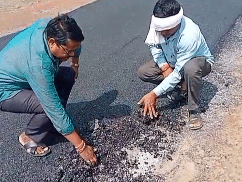 घटिया सड़क निर्माण का स्थानीय लोगों ने वीडियो बनाकर वायरल किया है।