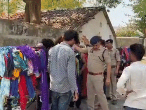पुलिस ने शक के आधार पर जांच की, तब गांजा मिला।