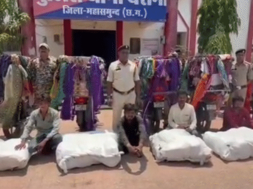ये लोग गली-गली कपड़े बेचने की आड़ में गांजा सप्लाई कर रहे थे।