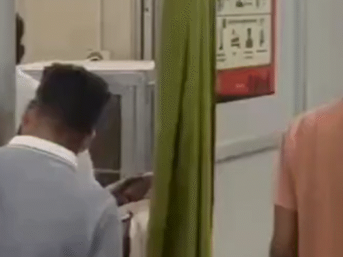 युवक को अस्पताल लाया गया था, जहां डॉक्टरों ने उसे मृत घोषित कर दिया।