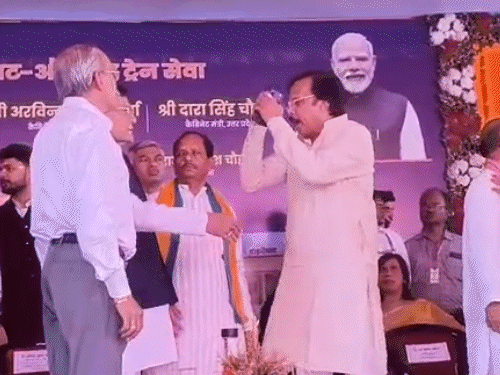 Mau Politics Clash: SP MP Rajiv Rai & BJP Minister AK Sharma Confrontation  | Inauguration Video