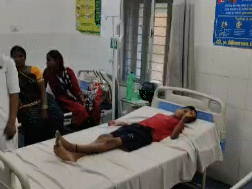जांजगीर जिला अस्पताल में बीमार बच्चे का इलाज चल रहा है।