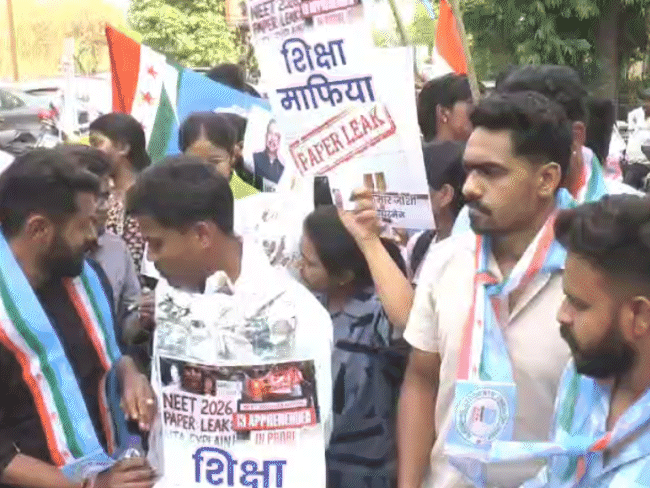 भोपाल में NSUI ने केंद्रीय शिक्षा मंत्री का पुतला जलाकर विरोध प्रदर्शन किया। - Dainik Bhaskar