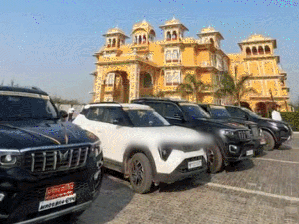 गाड़ियों के काफीले का वीडियो भी सामने आया है।