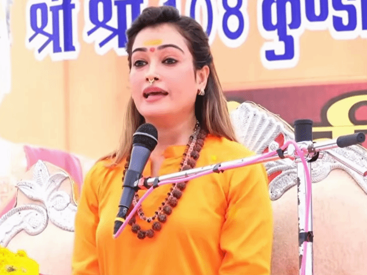 Sadhvi Harshanand narrating the Katha from the Vyaspeeth (narrator's seat).