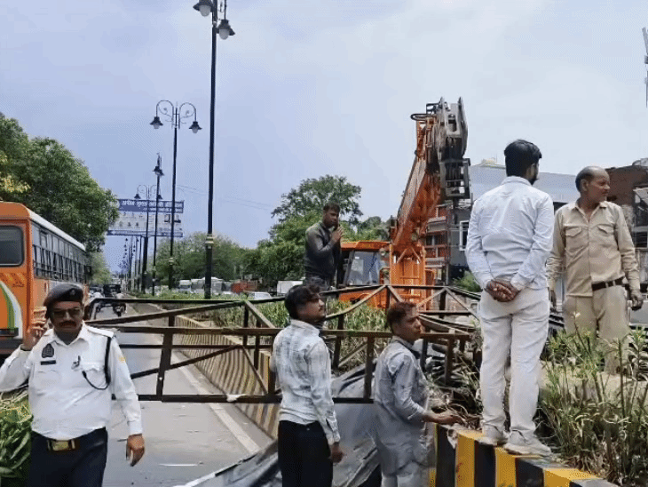 बरेली में आंधी की वजह से सड़क के किनारे लगा पोल उखड़ गया। क्रेन की मदद से पोल को किनारे करवाया गया।