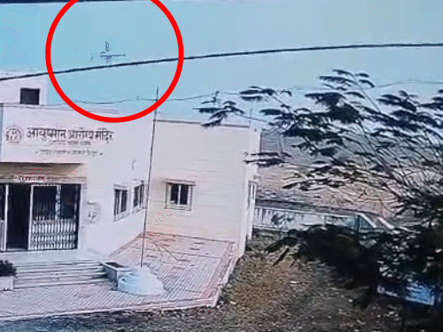 28 जनवरी की फोटो,जब बारामती एयरपोर्ट के पास प्लेन तेजी से गिरता दिखा। घटना एयरपोर्ट के बाहर मेन रोड के किनारे लगे CCTV में रिकॉर्ड हुई थी।