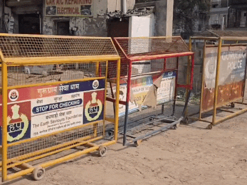 गुरुग्राम में एल्विश यादव के घर पर पुलिस की तरफ से कड़ी सुरक्षा की गई है। - Dainik Bhaskar