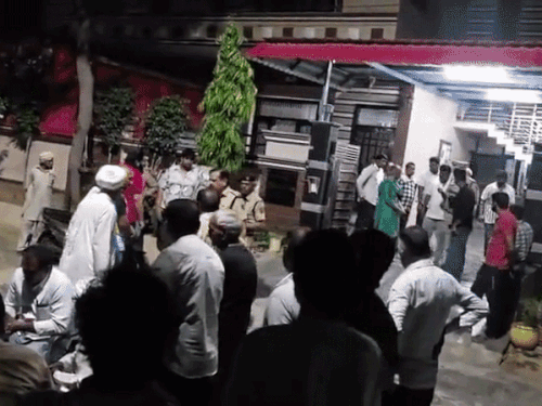 घटना के बाद मौके पर पहुंची पुलिस व परिवार के लोग। - Dainik Bhaskar