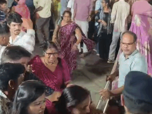 श्रद्दालु बैरिकेडिंग तोड़कर मंदिर में घुसने की कोशिश करते हुए।