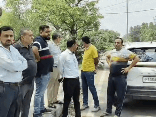 घटनास्थल पर खड़े कारोबारी के परिजन। - Dainik Bhaskar