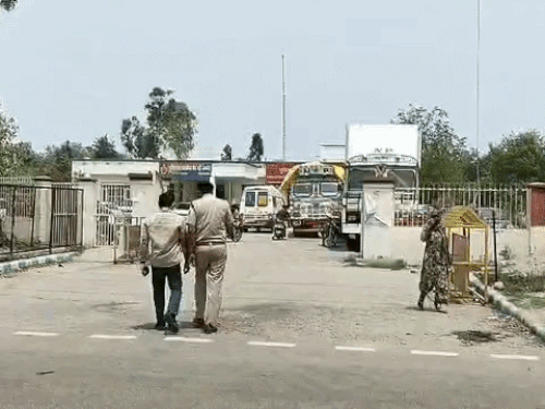पानीपत के एक बैटरी कारोबारी से दिनदहाड़े करीब 15 लाख रुपए और मोबाइल फोन लूट लिया गया।