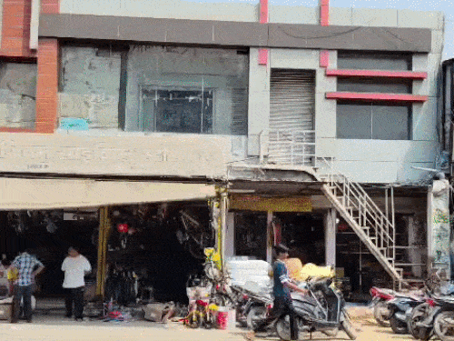 अतिक्रमण अभियान के बाद मंगलवार को दुकानदारों ने फिर से सड़क किनारे सामान रखकर अतिक्रमण कर लिया