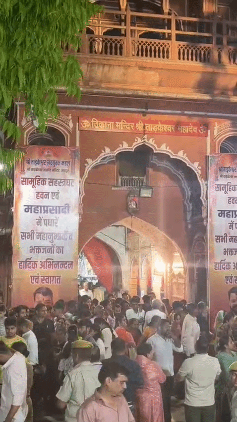ताड़केश्वर मंदिर में प्रसादी के लिए पहुंचे श्रद्दालुओं की भीड़।