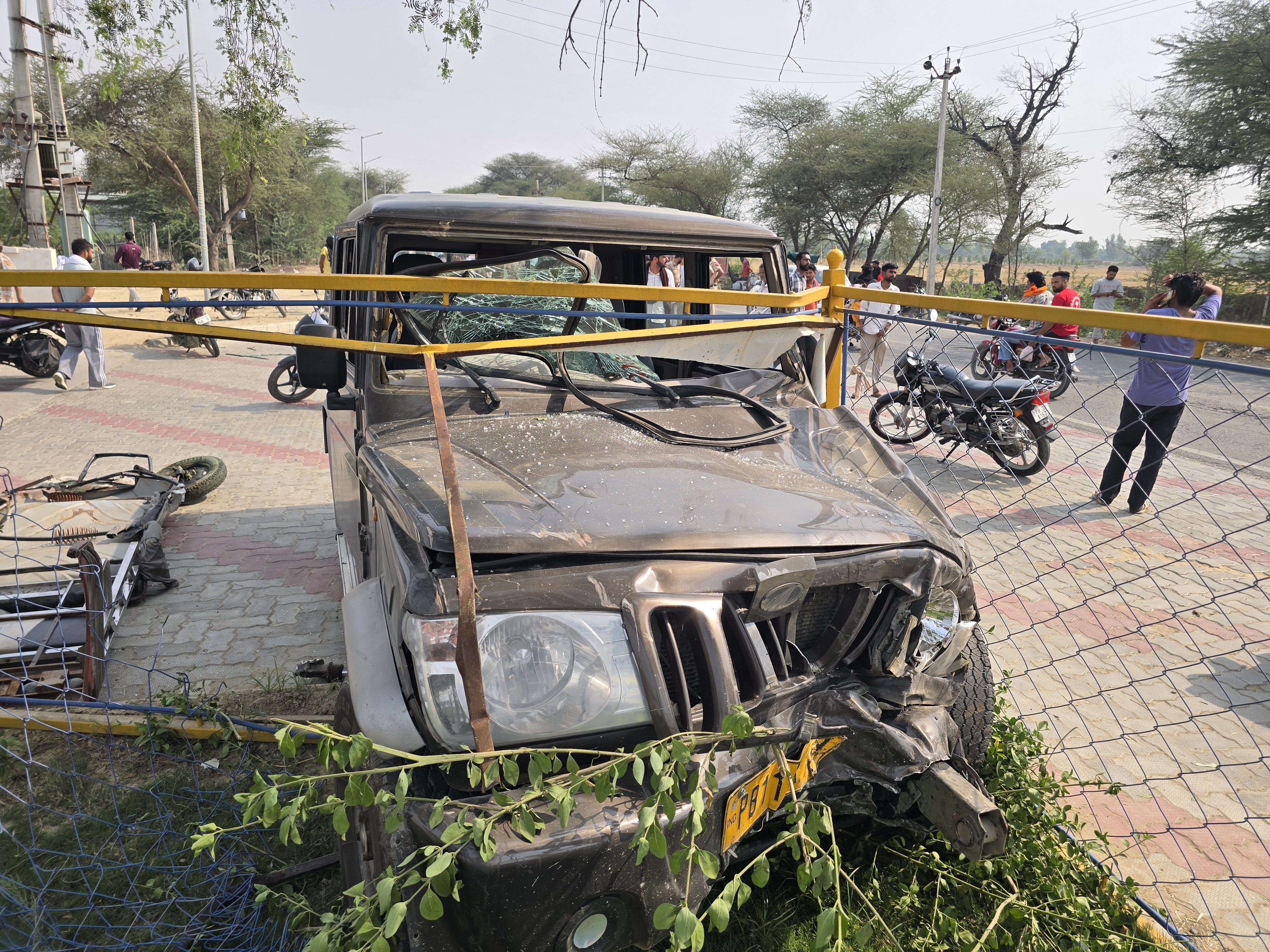 इस बोलरो ने ई-रिक्शा को टक्कर मारी।
