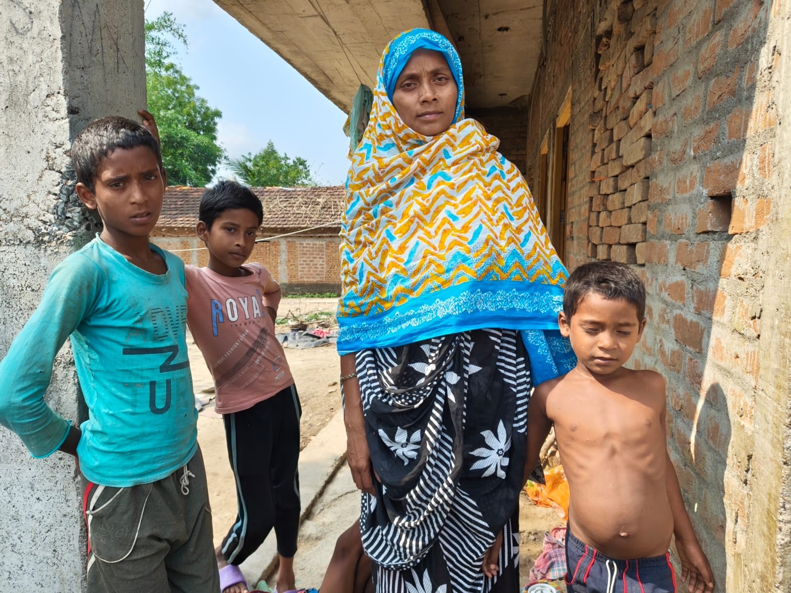 घटना के बाद बच्चे के पिता अजफारुख शेख ने प्रशासन से इस गंभीर समस्या पर तत्काल ध्यान देने की अपील की है।