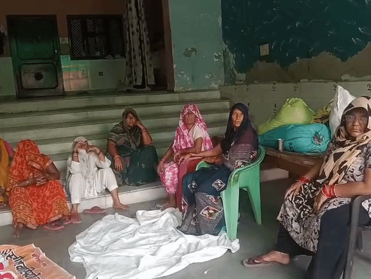 अतुल के परिजनों का रो-रोकर बुरा हाल है। महिलाएं एक-दूसरे को ढांढस बंधा रही हैं।