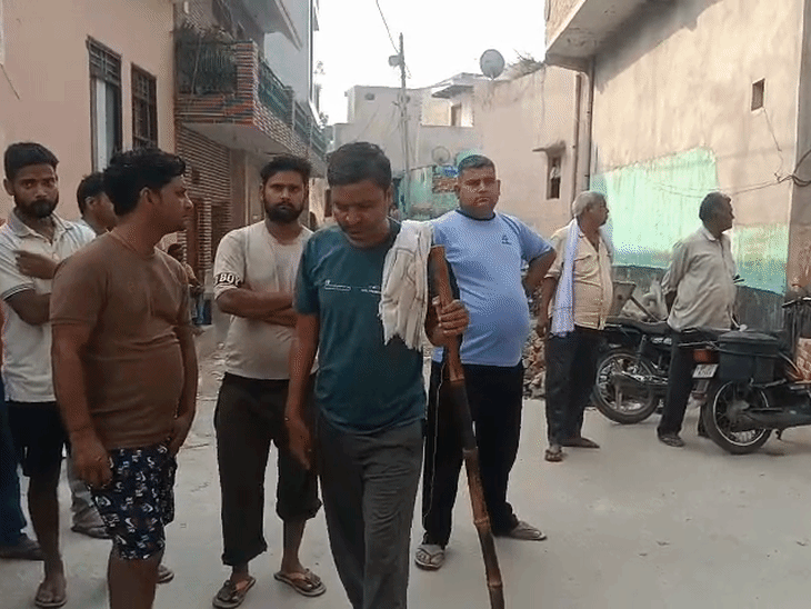 अतुल की मौत की खबर सुनते ही उनके घर के बाहर भीड़ लग गई। घर में चीख-पुकार मच गई।