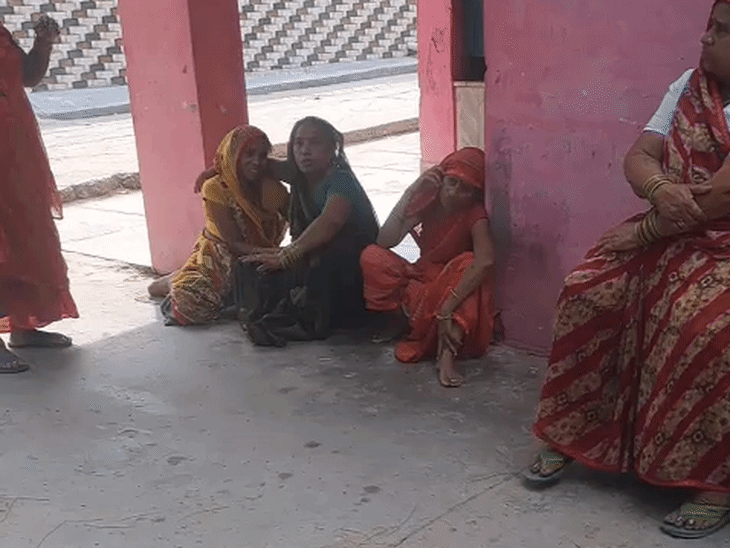 रोते-बिलखते परिजन।