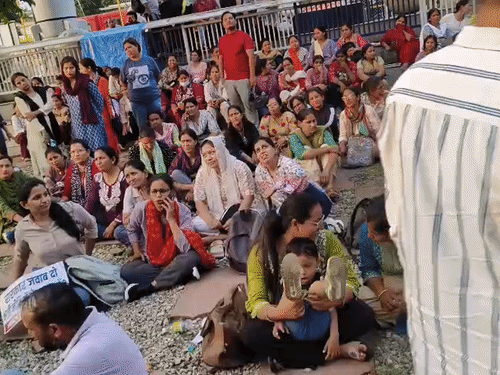 नर्सिंग अभ्यर्थी के साथ बॉबी पंवार और नवल किशोर पुंडीर भी विरोध प्रदर्शन में शामिल हैं.