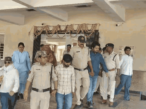 पुलिस अब आरोपियों के बैंक खातों और पेमेंट गेटवे की जांच कर रही।