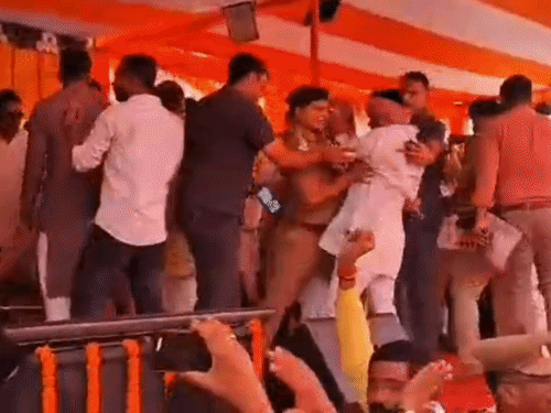 भाजपा और सपा कार्यकर्ताओं में धक्का-मुक्की होने लगी। इसी बीच, सपा कार्यकर्ता मंच पर चढ़ने लगे।