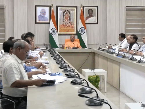 ACS-प्रधान सचिवों के साथ अहम बैठक करते सीएम योगी आदित्यनाथ।
