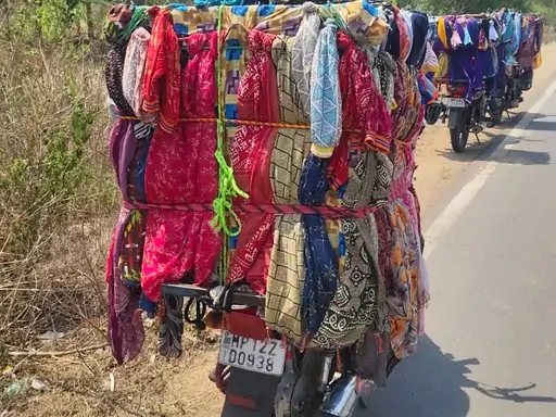 तस्कर कपड़े बेचने की आड़ में फेरीवाला बनकर सप्लाई कर रहे गांजा।